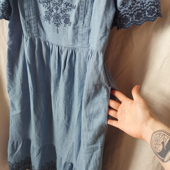 NWT Medium Wash Midi Embroidered Folk Dress - Picture 5 of 8